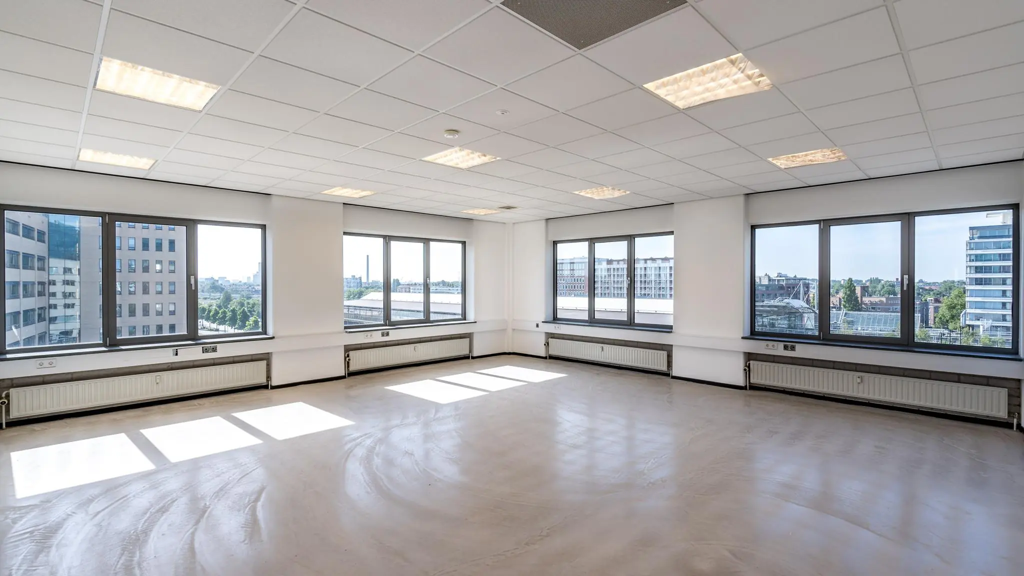 Licht en modern leeg kantoorpand aan de Overschieseweg met grote ramen en uitzicht op de stad.