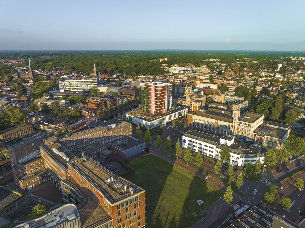 Luchtfoto van het stadscentrum van Enschede met opvallende moderne en historische gebouwen, waaronder het opvallende rood-witte gebouw 684_2160.