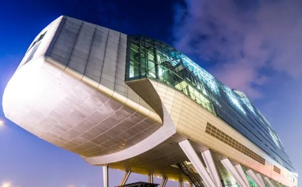 Modern kantoorgebouw aan de Amstelveenseweg in Amsterdam in de avond, met opvallende futuristische architectuur en verlichting.