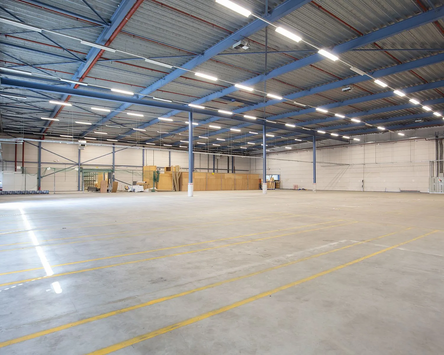 Ruime, lege bedrijfs- of kantoorruimte met hoge plafonds aan de Albert Einsteinweg 5 in Lelystad.