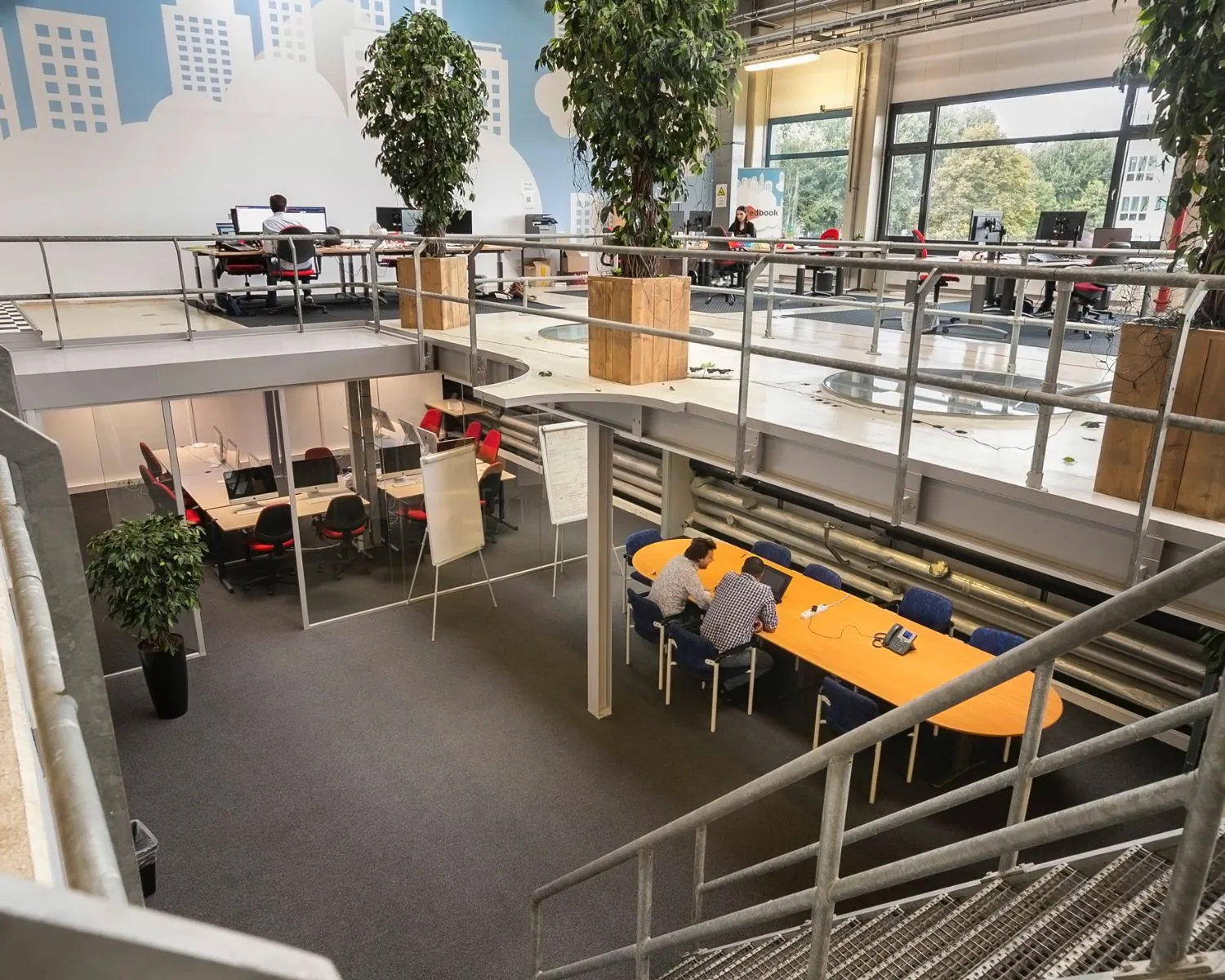 Moderne kantoorruimte aan de Bolderweg 2 in Almere met open werkplekken, vergaderruimtes en glazen wanden.