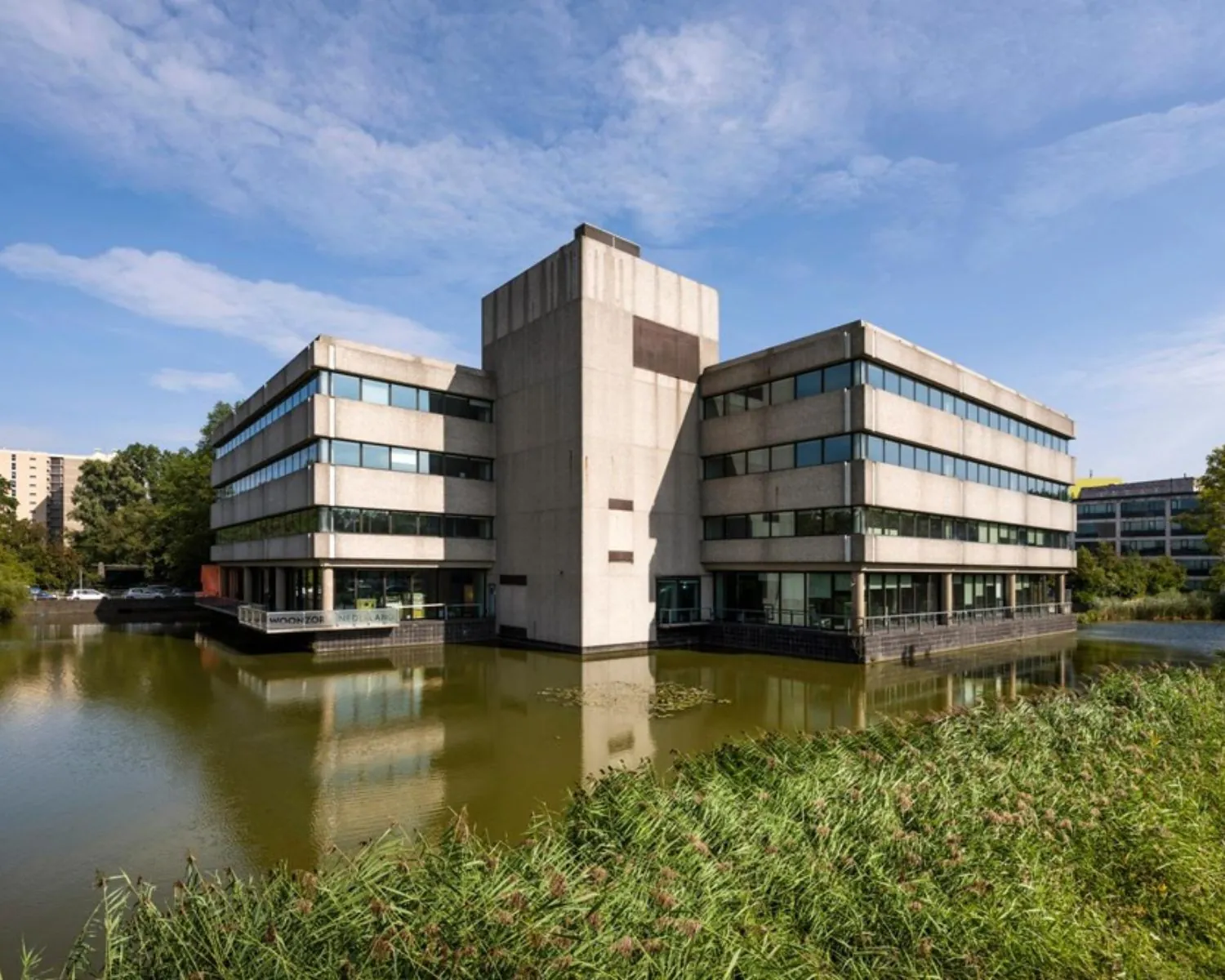 Kantoorgebouw aan de Prof. E.M. Meijerslaan 3 in Amstelveen, omringd door water en groen.