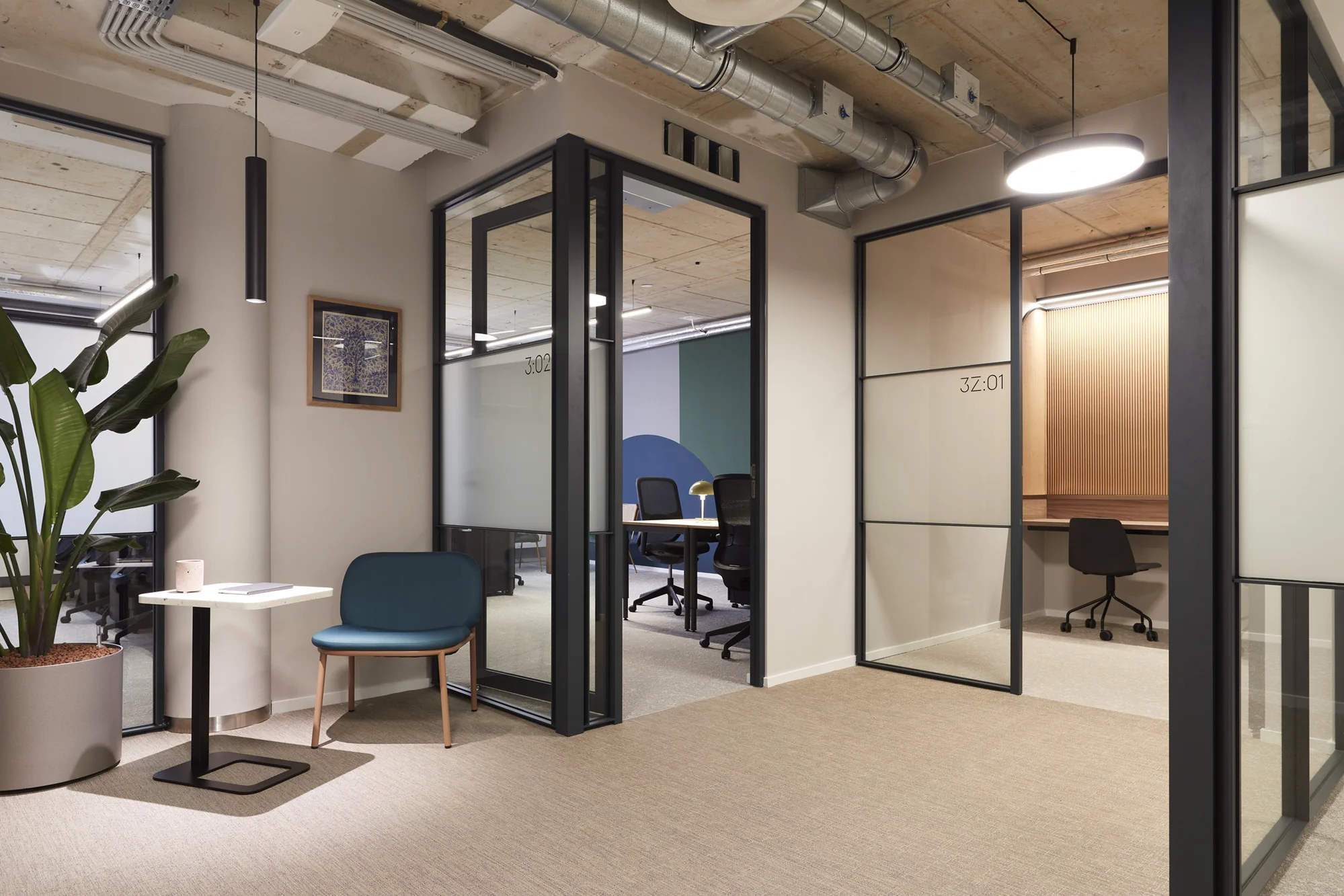 Moderne en stijlvolle kantoorruimte aan de Koninginnegracht 10 in Den Haag met glazen vergaderruimtes en flexwerkplekken.