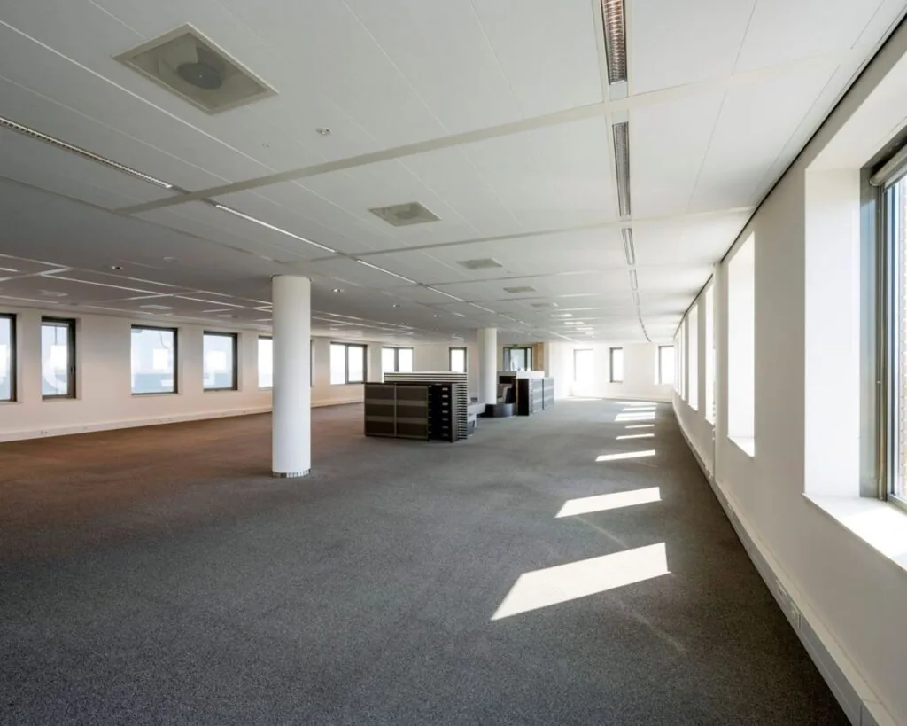 Ruime, lichte kantoorruimte te huur aan de Laan van Langerhuizen 1 in Amstelveen met grote ramen en systeemplafond.