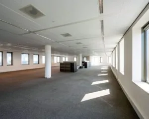 Ruime, lichte kantoorruimte te huur aan de Laan van Langerhuizen 1 in Amstelveen met grote ramen en systeemplafond.