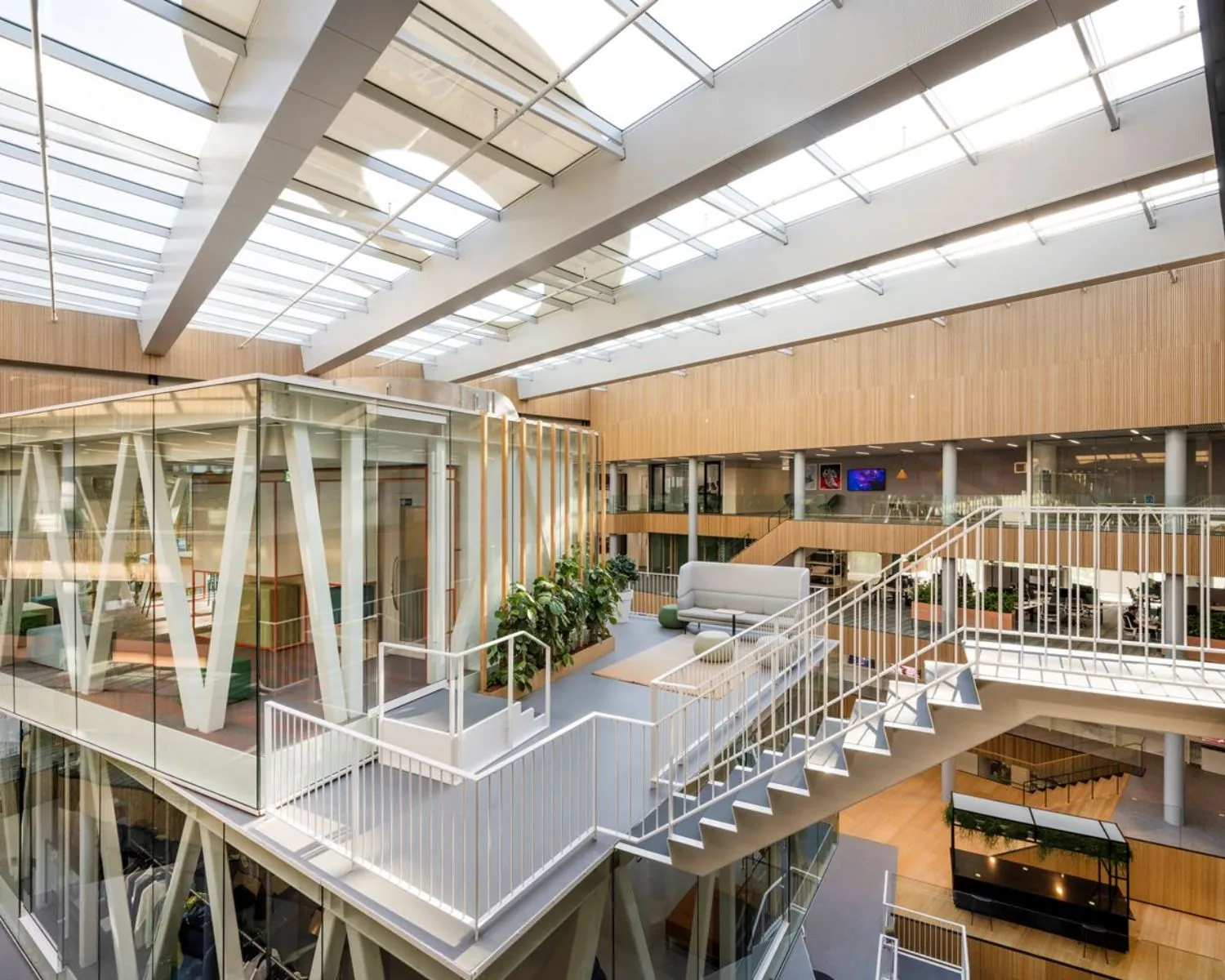 Moderne, lichte kantoorruimte met glazen wanden en open trappenhuis aan de Taurusavenue 165 in Hoofddorp.