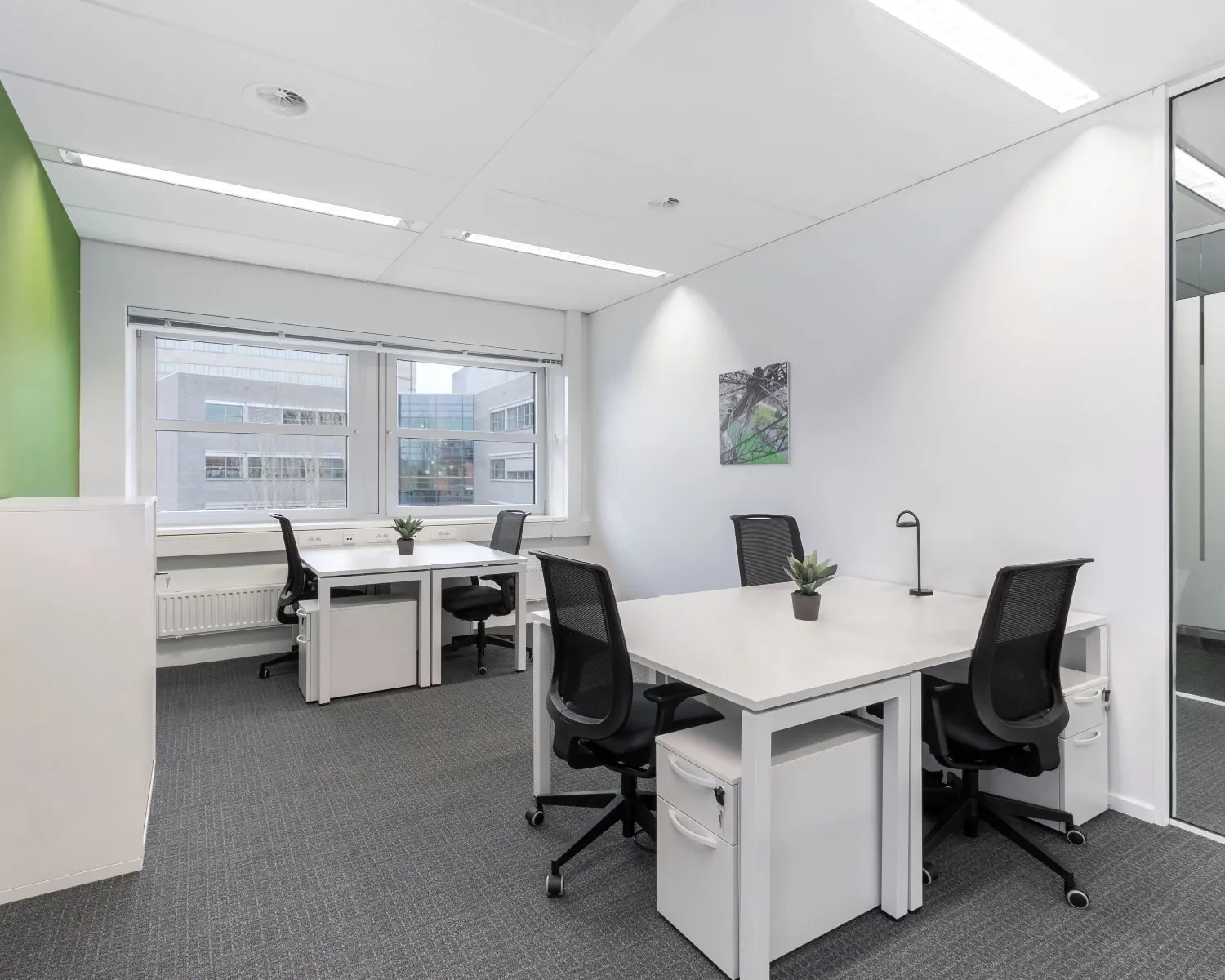 Moderne, lichte kantoorruimte met vier werkplekken in het Capitool 10 in Enschede.