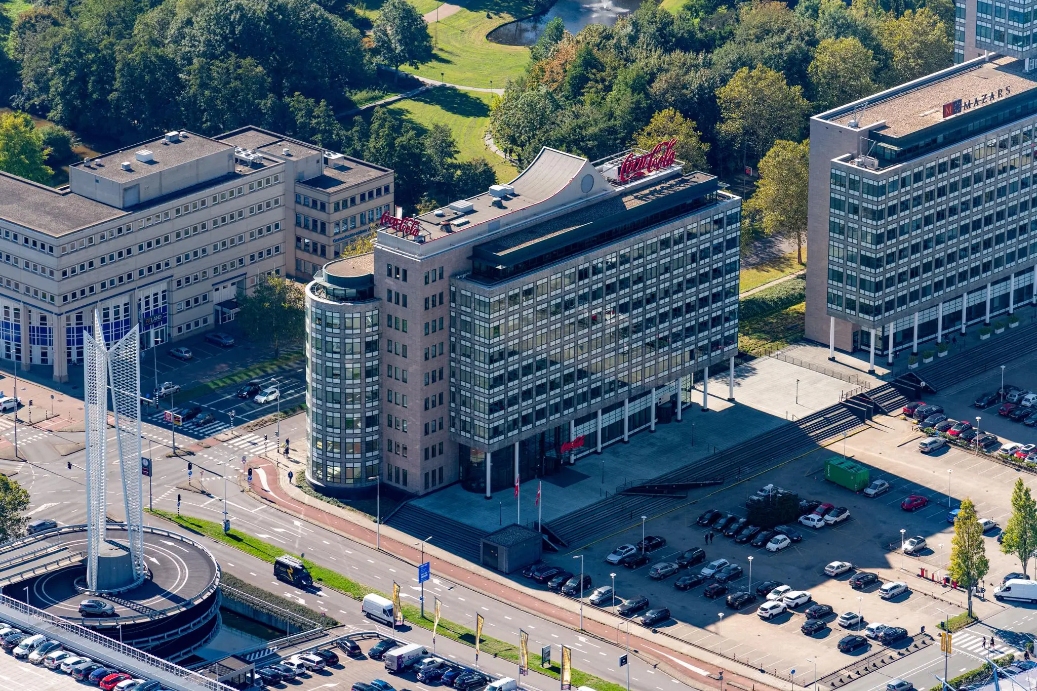 Luchtfoto van kantoorgebouwen aan de Watermanweg in Rotterdam, met onder andere het Coca-Cola en Mazars pand.