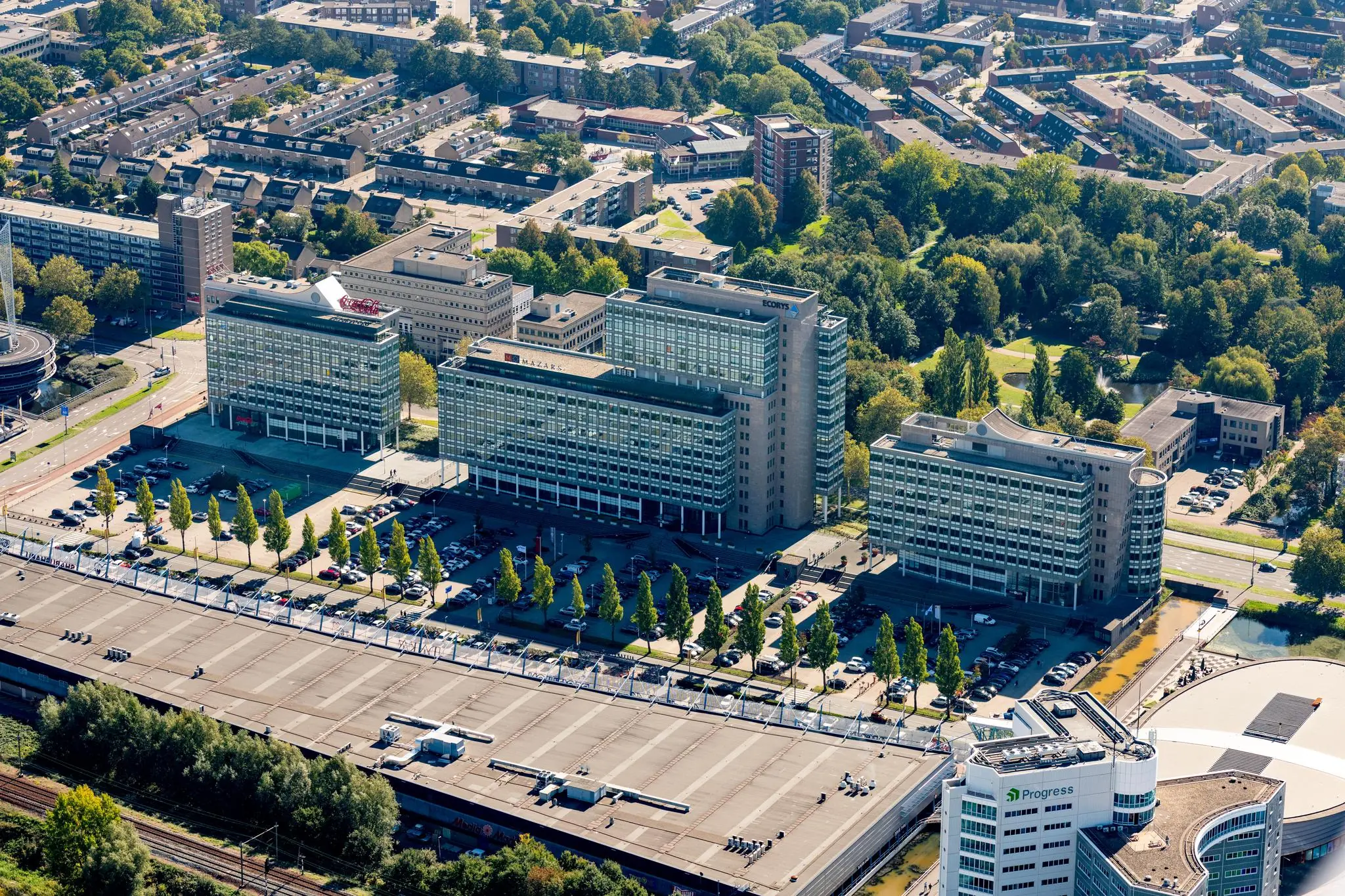Luchtfoto van kantoorpanden aan de Watermanweg in Rotterdam, met zicht op omliggende woonwijken en groenvoorzieningen.