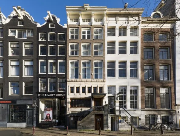 Gevels van historische panden aan de Herengracht in Amsterdam met op nummer 445 de winkel 'The Beauty Editor'.