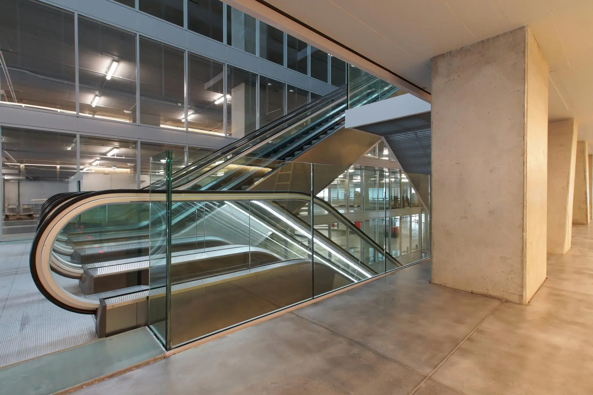 Moderne glazen roltrappen in een kantoorgebouw aan de Wilhelminakade in Rotterdam.