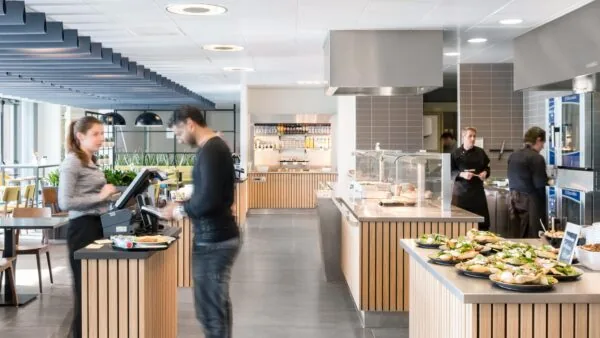 Moderne bedrijfskantine aan de Mercatorlaan met een zelfbedieningsbuffet en medewerkers achter de balie.