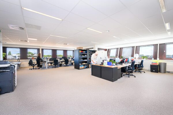 Licht en ruim kantoor op Spoorhaven met meerdere werkplekken, bureaus en grote ramen met uitzicht.