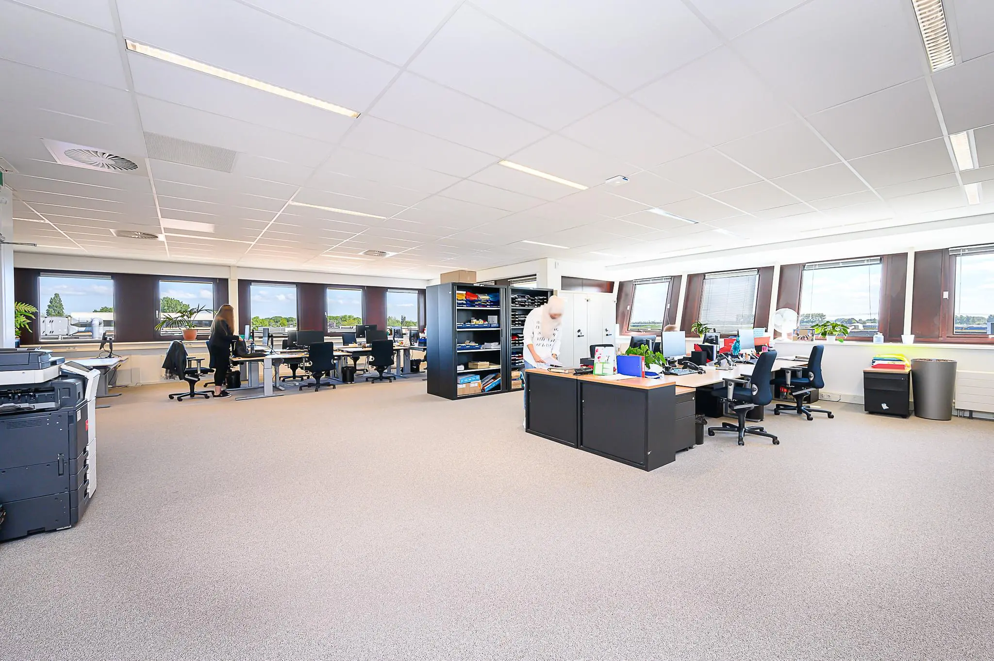 Licht en ruim kantoor op Spoorhaven met meerdere werkplekken, bureaus en grote ramen met uitzicht.