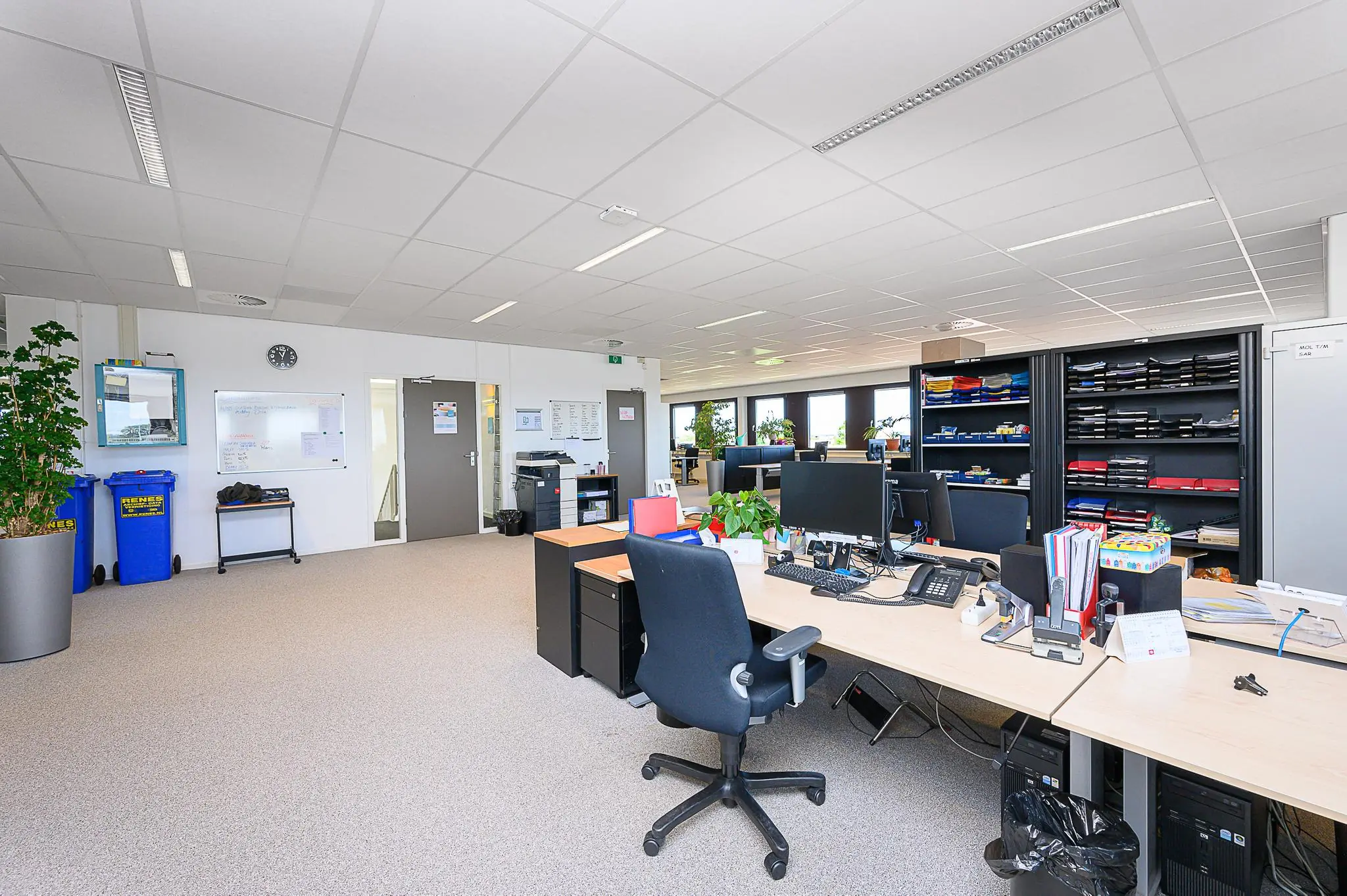 Ruim en licht kantoorpand aan de Spoorhaven met meerdere werkplekken, bureaus, kasten en kantoorbenodigdheden.