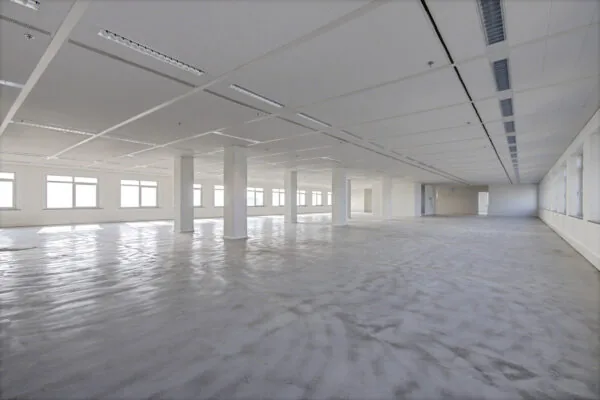 Leeg, licht en ruim kantoorinterieur aan de Winthontlaan met betonnen vloer en grote ramen.