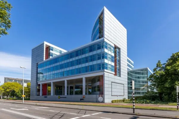 Modern kantoorgebouw aan de Newtonlaan in Utrecht met glazen gevels en diverse bedrijfsnamen zichtbaar.