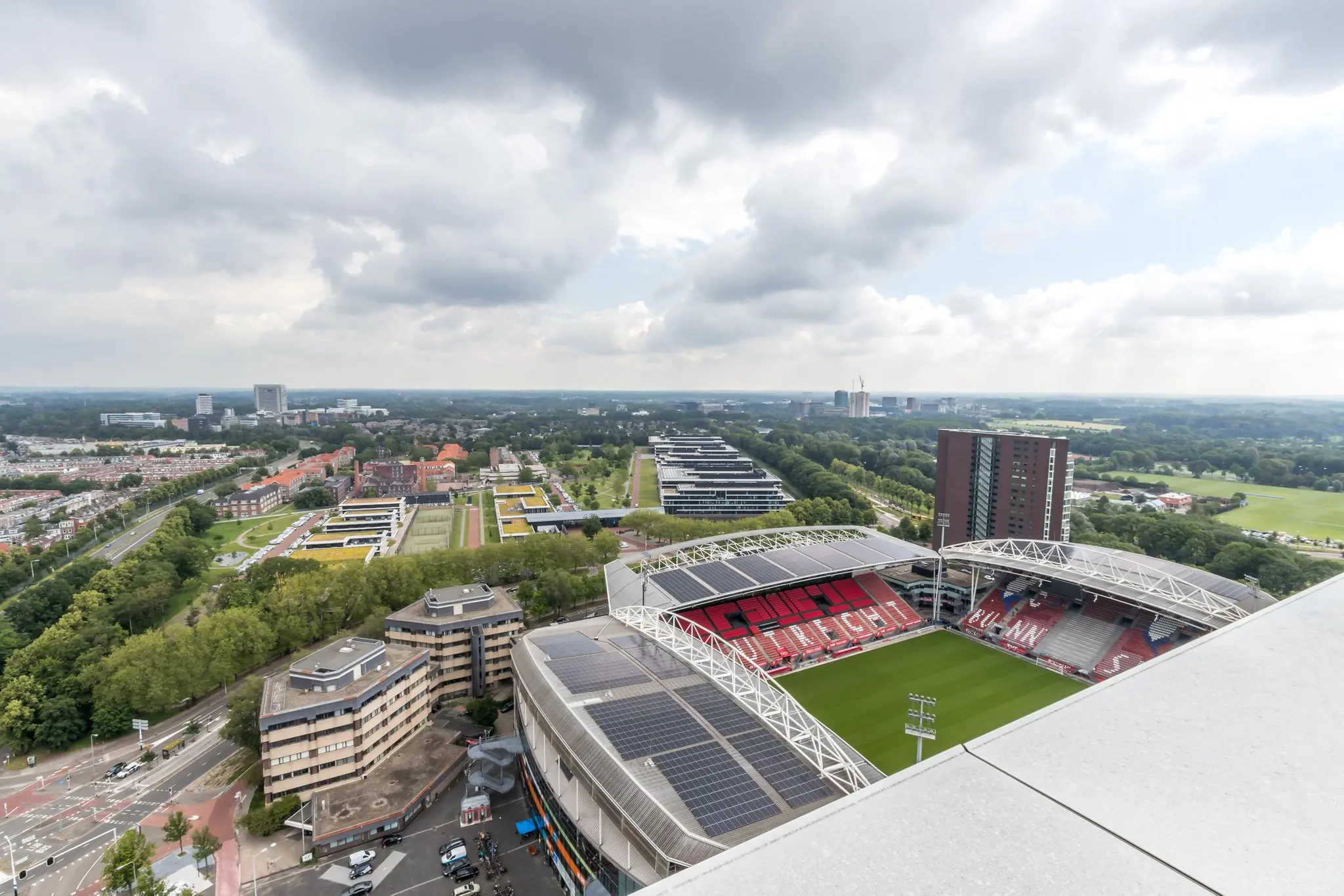 Luchtfoto van het Herculesplein in Utrecht met Stadion Galgenwaard op de voorgrond en omliggende gebouwen en groenvoorzieningen.
