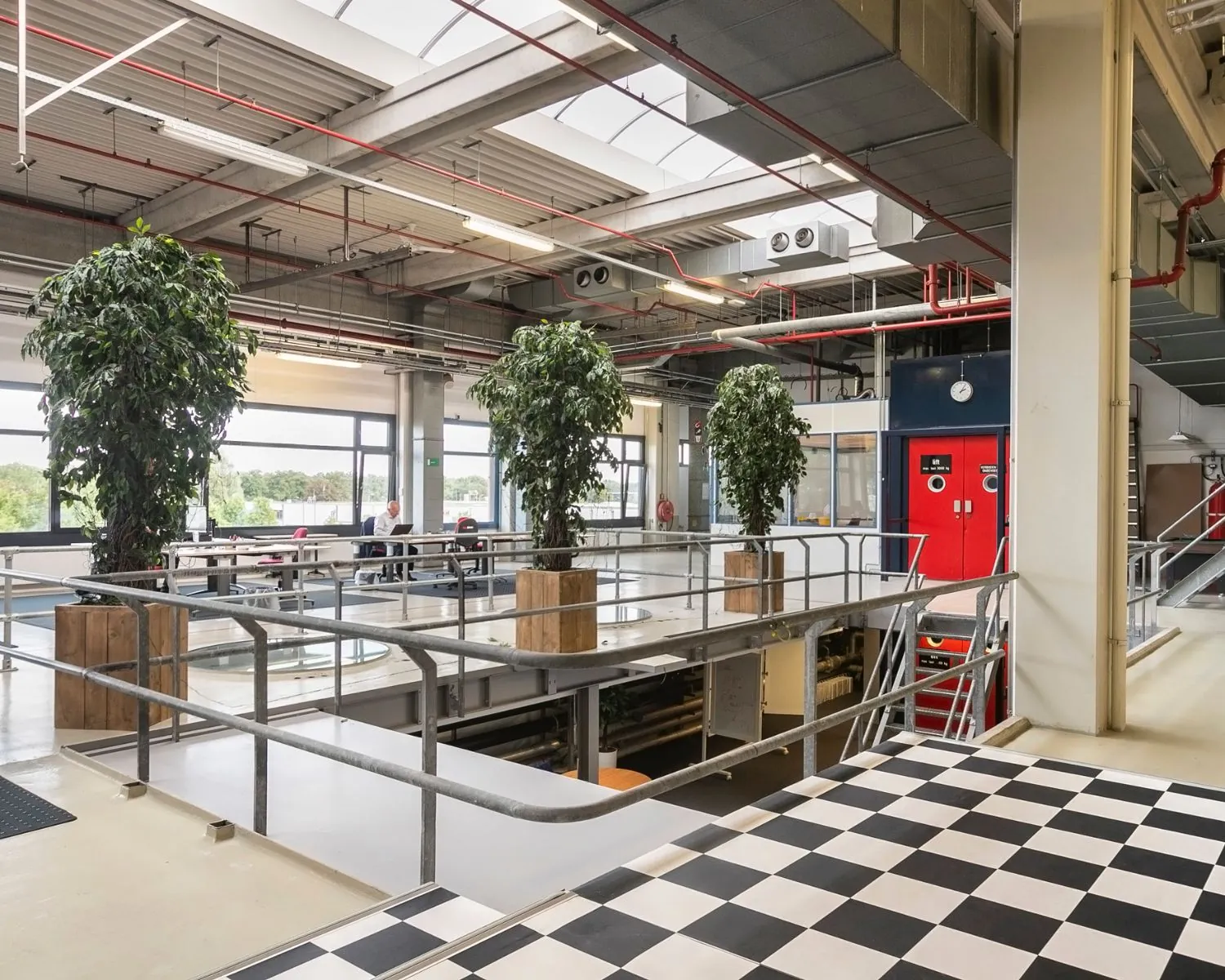 Moderne kantoorruimte aan de Bolderweg 2 in Almere met industriële uitstraling, veel daglicht en groene planten.