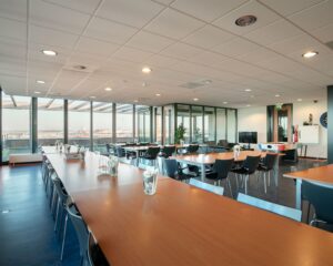 Moderne en ruime kantoorruimte aan de Carlsonstraat 13 in Kampen met grote ramen, vergadertafels en zitgedeelte.