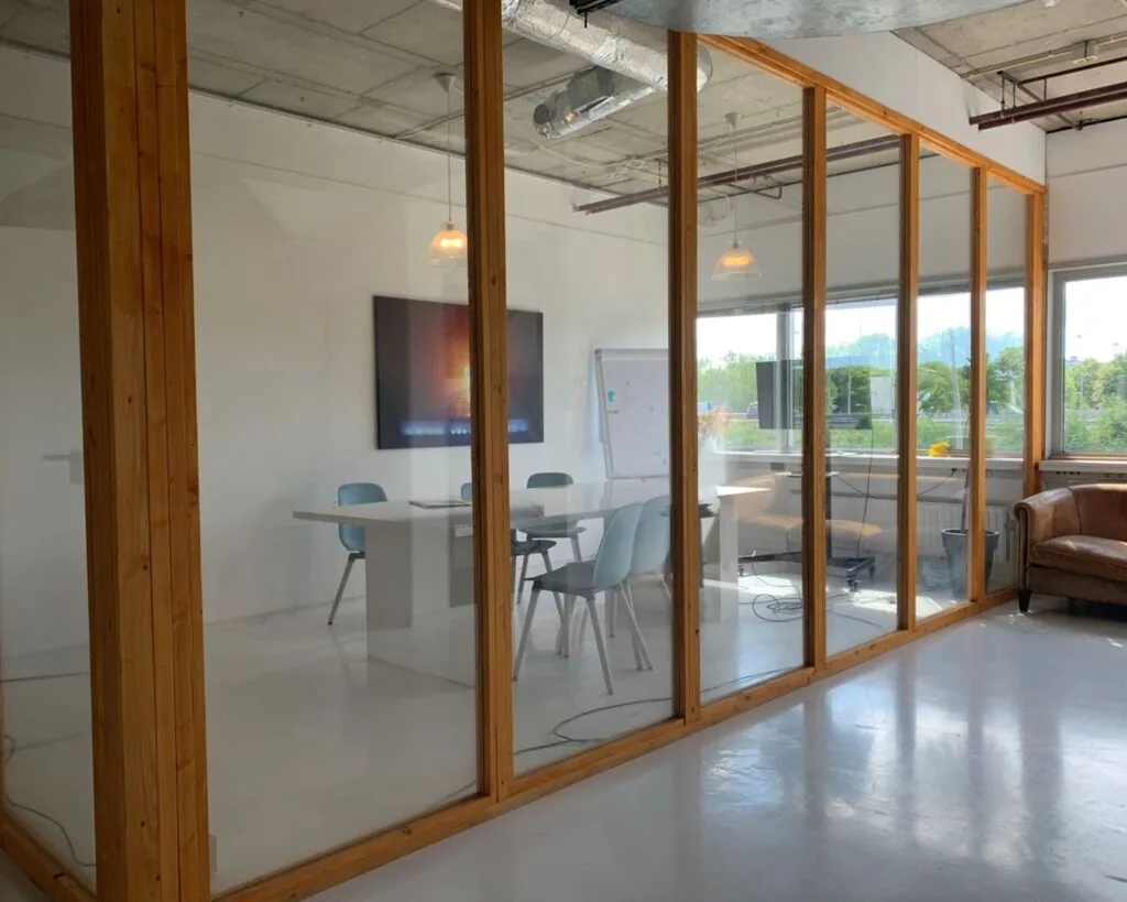 Moderne vergaderruimte met glazen wanden aan de Anthony Fokkerweg 21 in Amsterdam.