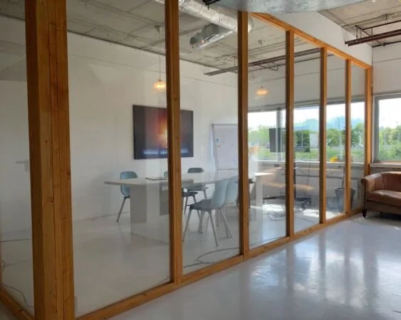 Moderne vergaderruimte met glazen wanden aan de Anthony Fokkerweg 21 in Amsterdam.