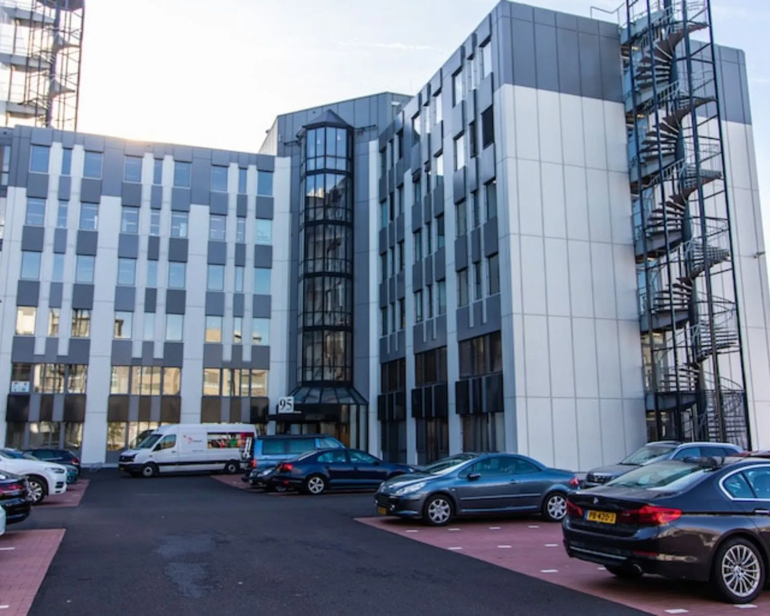 Moderne kantoorruimte aan de Gaetano Martinolaan 75-95 in Maastricht met parkeergelegenheid voor de deur.