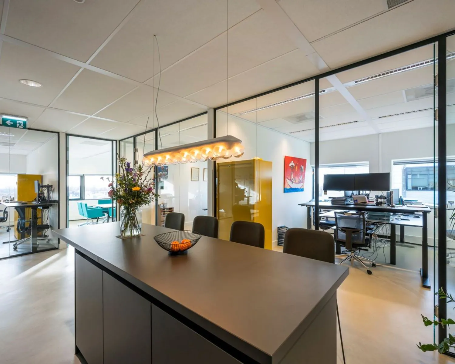 Moderne en lichte kantoorruimte met glazen wanden, vergadertafel, en ergonomische werkplekken aan het Rietlandpark 301 in Amsterdam.