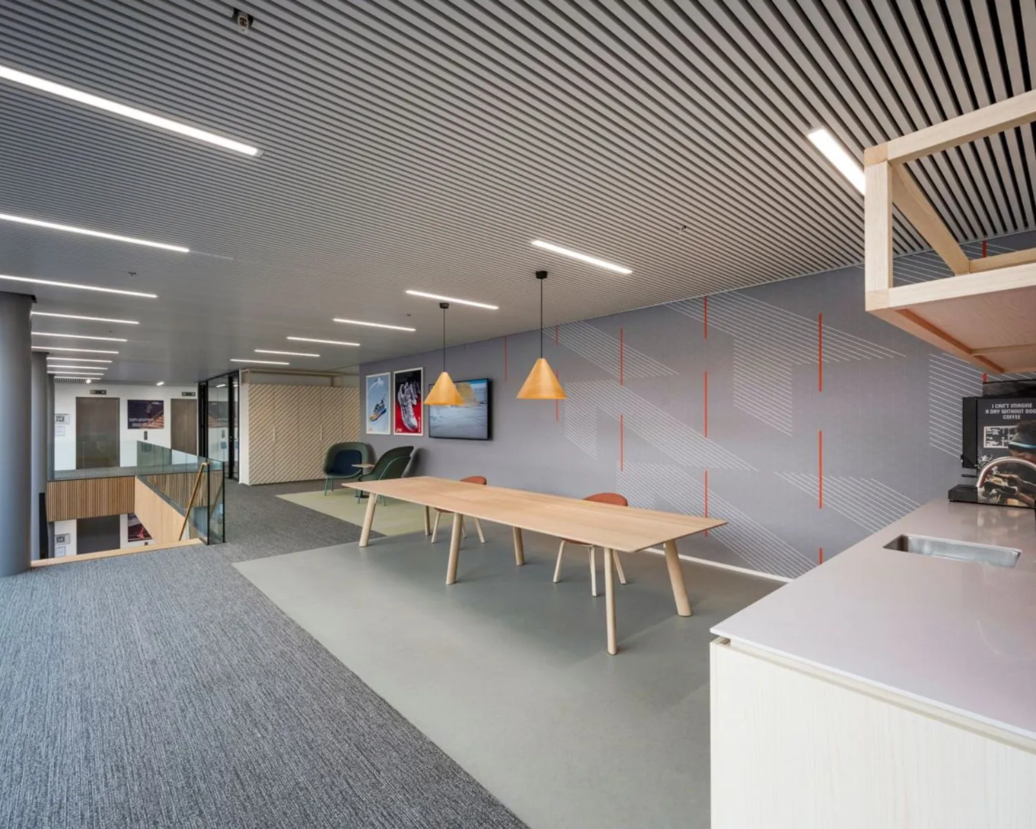 Moderne kantoorruimte met zithoek, lange tafel, koffieapparaat en opvallende wanddecoratie aan de Taurusavenue 165 in Hoofddorp.