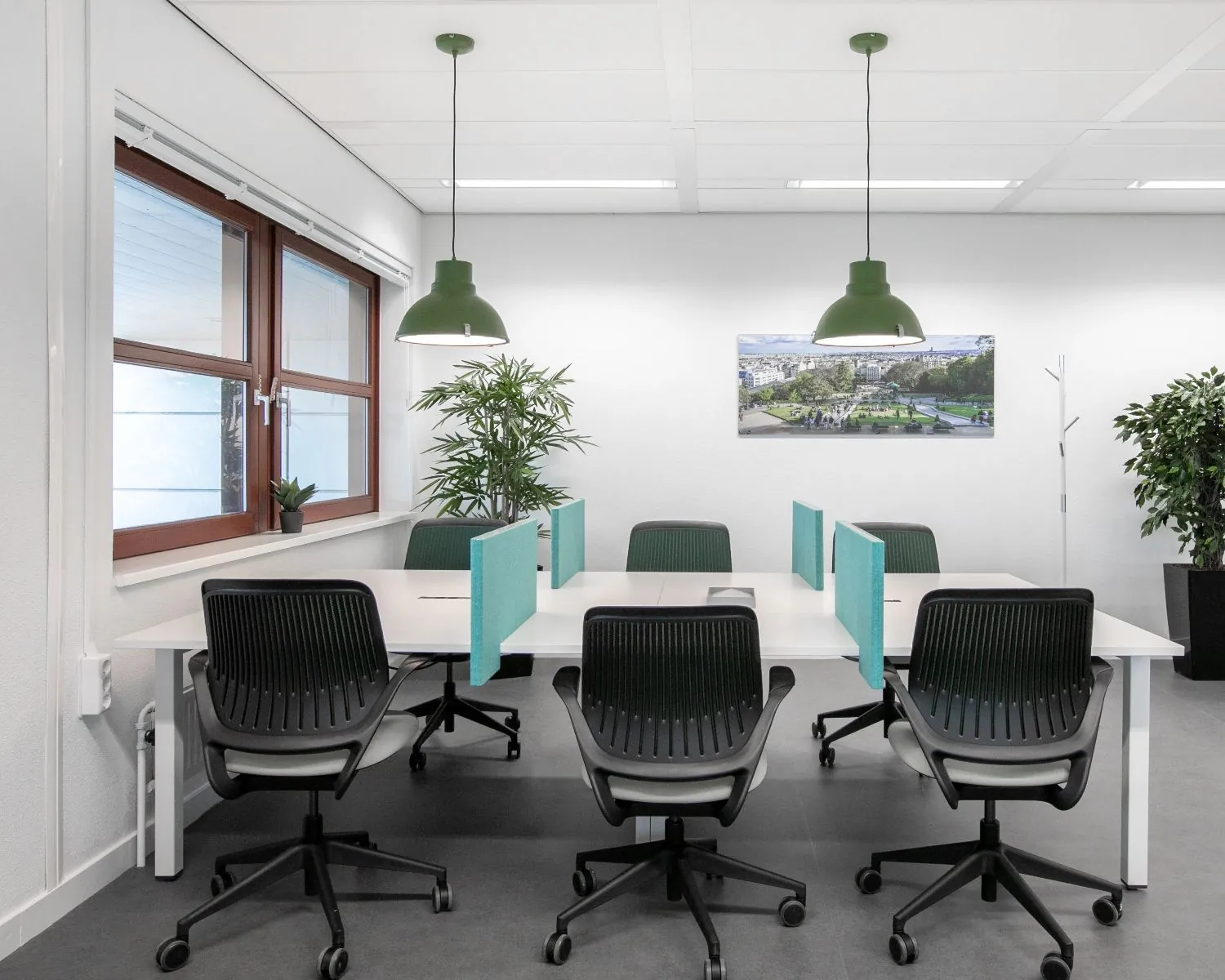 Moderne kantoorruimte met zes werkplekken, groene stoelen en planten, gelegen aan Capitool 10 in Enschede.