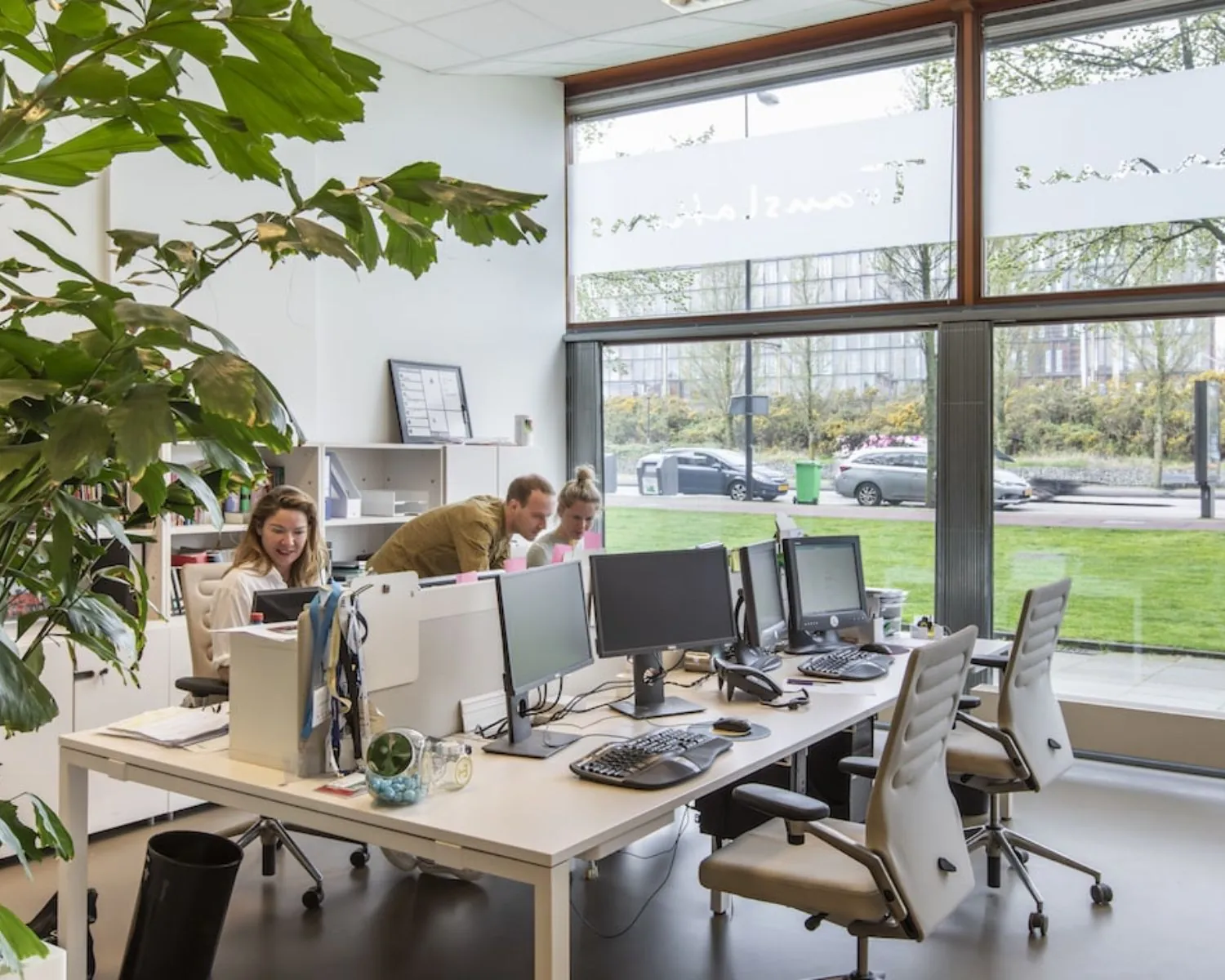 Moderne kantoorruimte met werkplekken en grote ramen aan de Panamalaan 104 in Amsterdam.