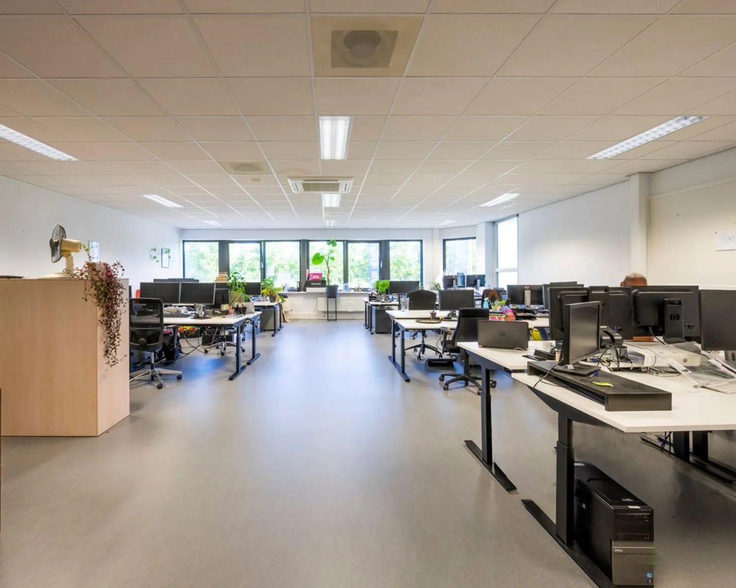 Moderne en ruime kantoorruimte met meerdere werkplekken en grote ramen aan Stammerhove 1 in Diemen.