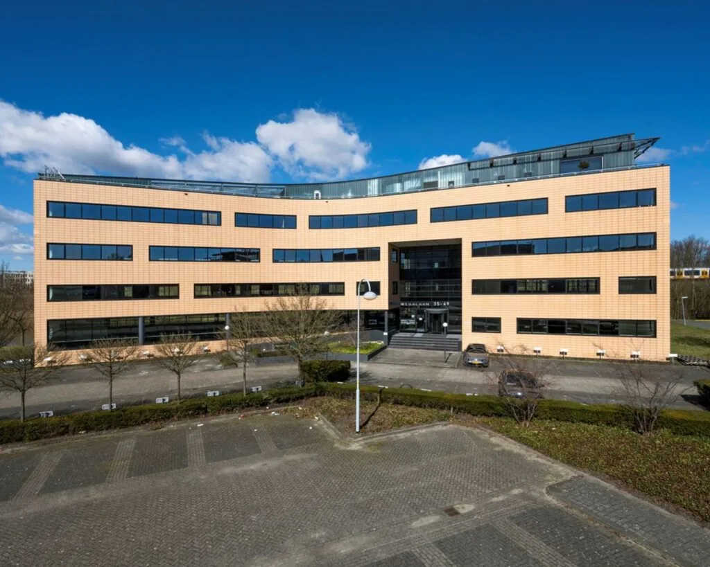 Modern kantoorgebouw aan de Wegalaan 35-47 in Hoofddorp met parkeerplaatsen aan de voorzijde.