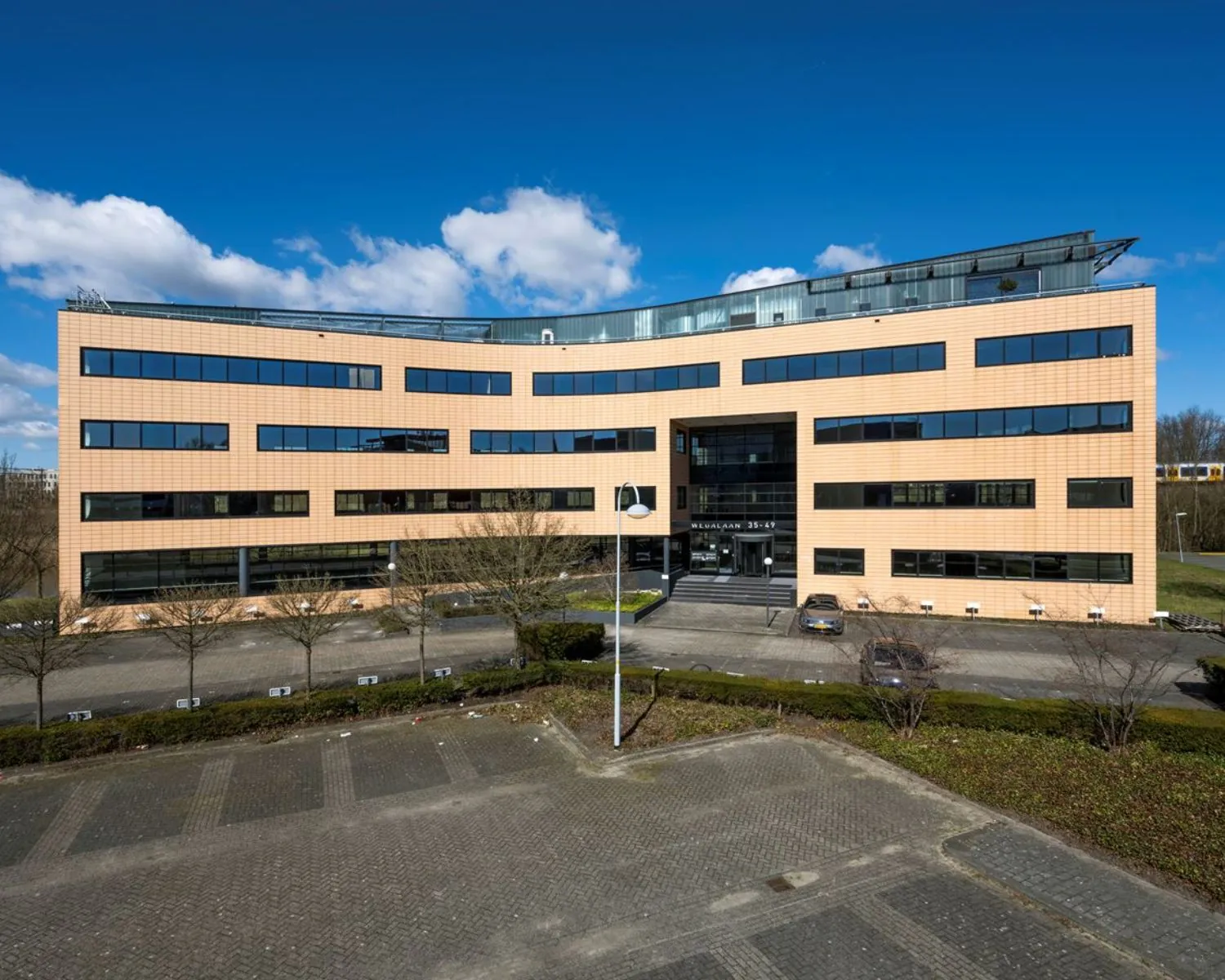 Modern kantoorgebouw aan de Wegalaan 35-47 in Hoofddorp met parkeerplaatsen aan de voorzijde.