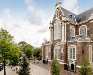 Uitzicht op de Westerkerk en het plein bij de Westermarkt in Amsterdam vanaf een hoger gelegen kantoorruimte.