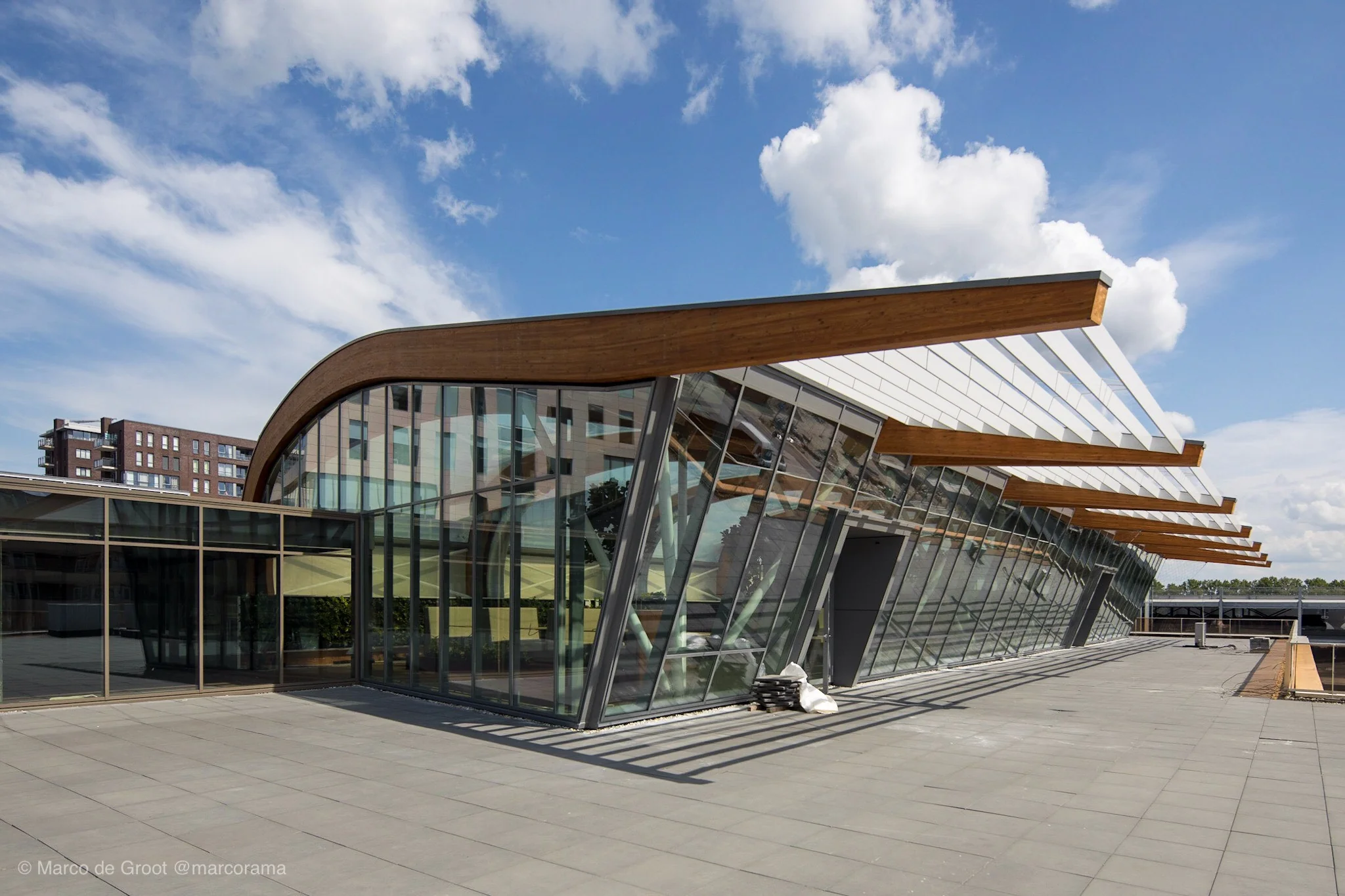 Modern glazen stationsgebouw met houten details op winkelcentrum Bisonspoor in Maarssen.