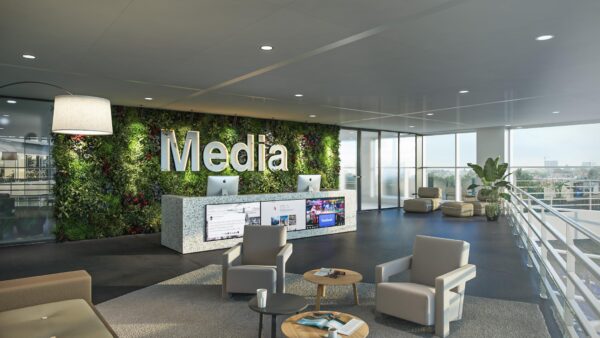 Moderne ontvangsthal van een mediabedrijf op de Newtonlaan, met een groene wand, balie en loungegedeelte.