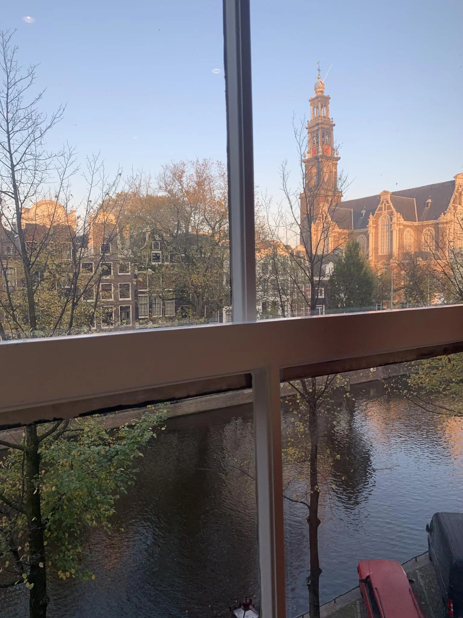 Uitzicht vanaf een raam op de Keizersgracht in Amsterdam met de Westerkerk op de achtergrond.