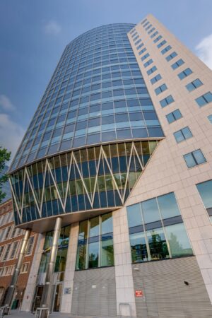 Hoog modern kantoorgebouw aan de Boompjes in Rotterdam, met glazen gevel en opvallende architectonische details.