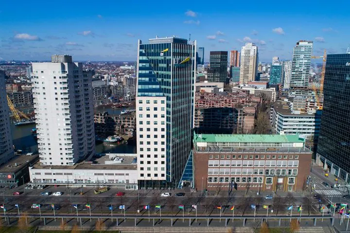 Luchtfoto van de Boompjes in Rotterdam met moderne hoogbouw en kantoren langs de Maas.
