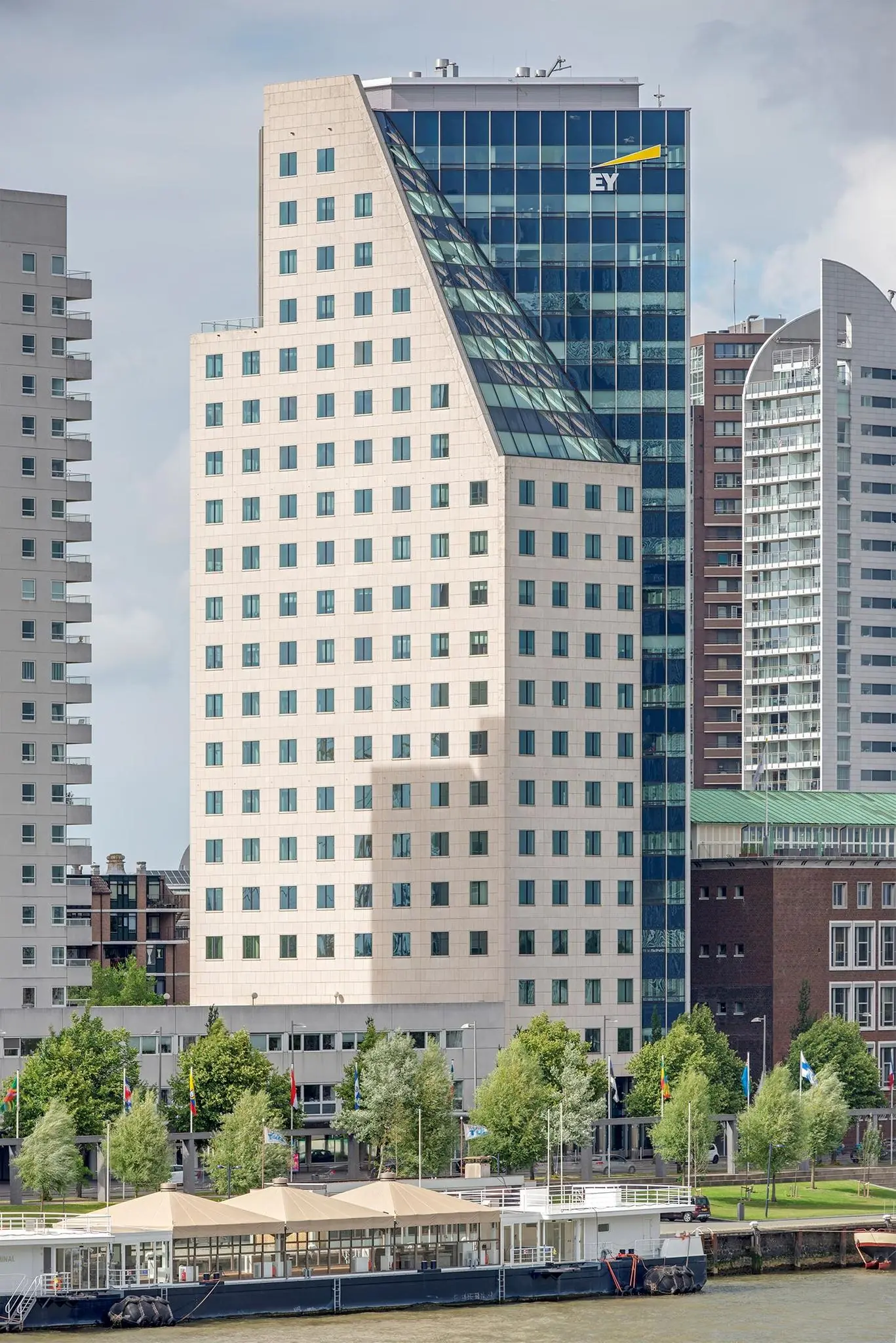 Kantoorgebouw Boompjes in Rotterdam met het EY-logo, gezien vanaf de waterkant.