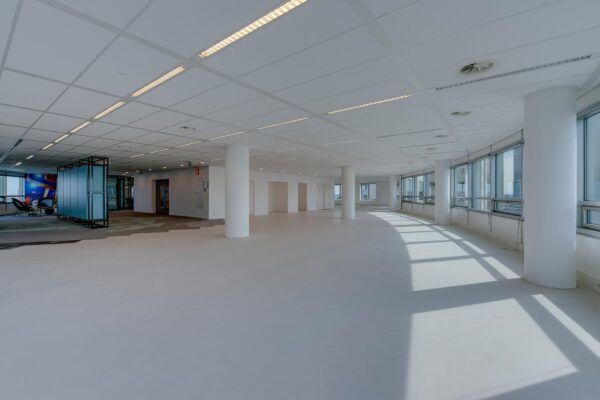 Licht en modern kantoorinterieur aan de Boompjes met grote ramen en open indeling.
