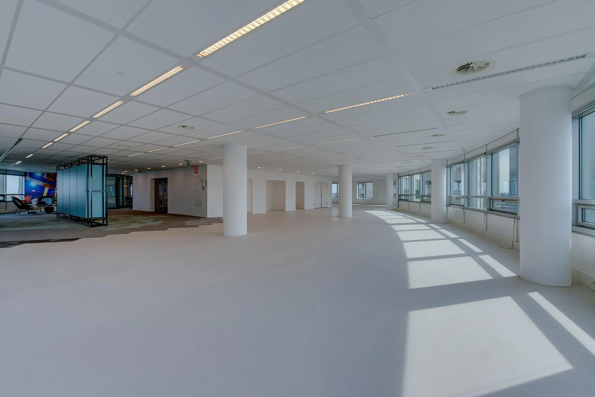 Licht en modern kantoorinterieur aan de Boompjes met grote ramen en open indeling.