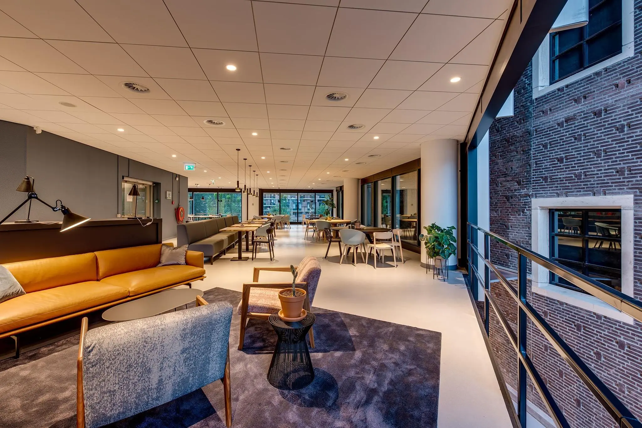 Moderne en sfeervolle lounge- en werkruimte met zitmeubels in het Boompjes-gebouw.