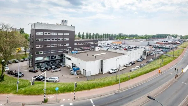 Bedrijventerrein aan de Mijlweg met een BMW-pand, parkeerterreinen en omliggende wegen.