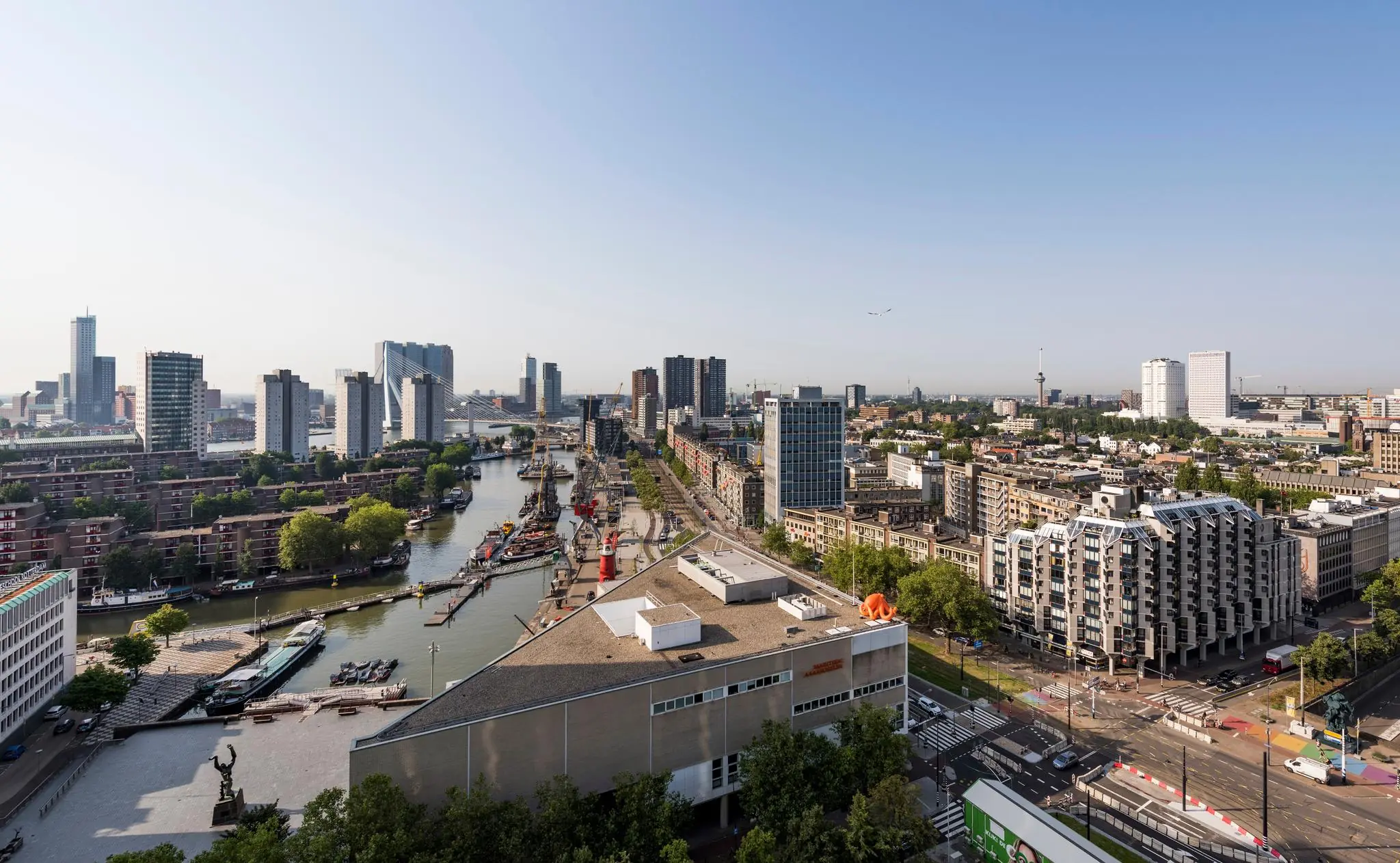 Luchtfoto van de Blaak in Rotterdam met uitzicht op de Oude Haven, moderne hoogbouw en de Erasmusbrug.