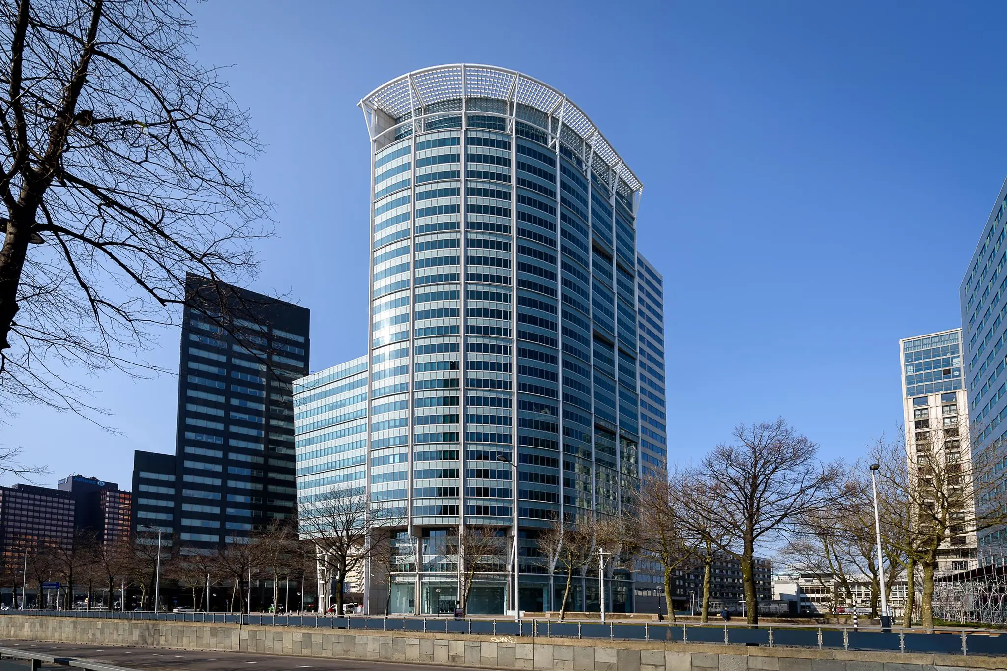 Modern kantoorgebouw Blaak 16 in Rotterdam, gefotografeerd op een zonnige dag.