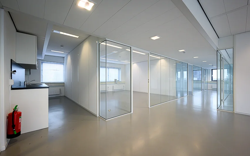 Modern kantoorpand aan de Esserbaan met glazen wanden, strakke afwerking en een kleine pantry.