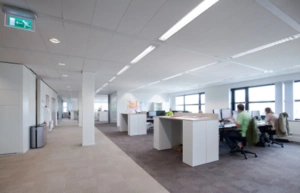 Modern kantoorinterieur aan de Contactweg met open werkplekken en enkele mensen achter computers.