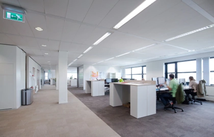 Modern kantoorinterieur aan de Contactweg met open werkplekken en enkele mensen achter computers.
